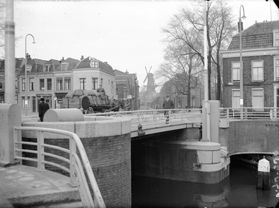 400145 Gezicht op de Van Asch van Wijckbrug over de Stadsbuitengracht te Utrecht, met op de achtergrond enkele huizen ...